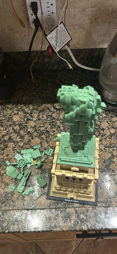 LEGO Architecture: Statue of Liberty-21042 Incomplete (READ)⬇️