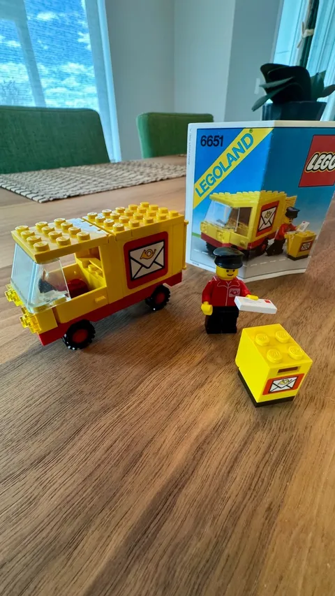 Vintage Lego 6651 Mail Truck/Post Van. Complete with instructions.