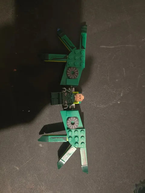 LEGO Vulture minifig with Green Wing/Blade Accessories