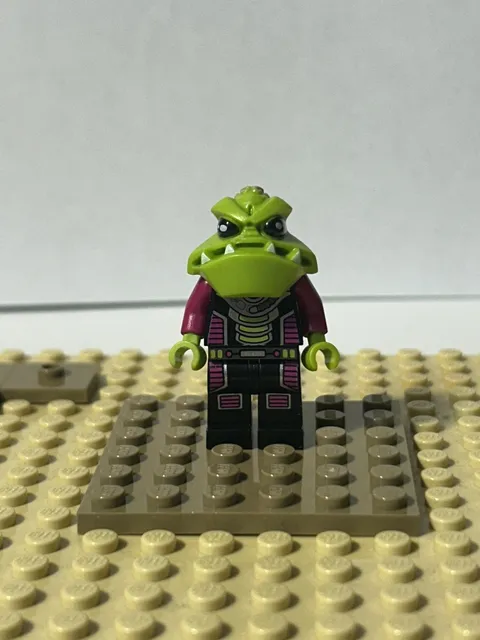 LEGO 7066 Alien Trooper Invader Minifigure Figure from Earth Defense HQ NEW