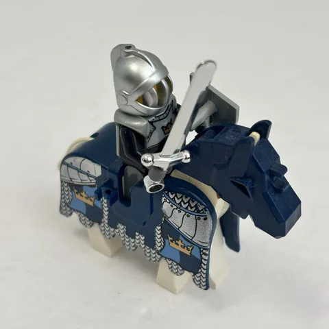LEGO 7093 Knight and Horse Mini Figure Barding Crown Helmet Armor King's Castle