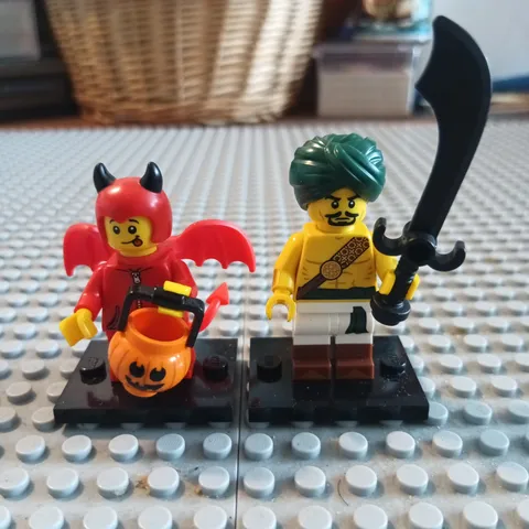 Lego Minifigures Series 17 X2 Lot