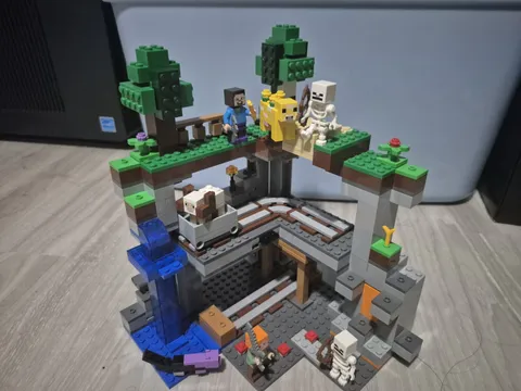 LEGO Minecraft: The First Adventure Set (21169) COMPLETE w MINIFIGS!