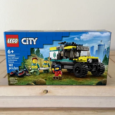 LEGO City 40582 4x4 Off-Road Ambulance Rescue Medical 162 pcs Age 6+