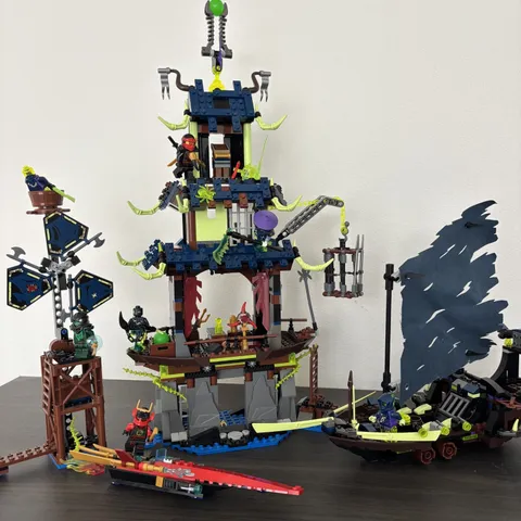 LEGO NINJAGO City of Stiix 70732 | 1,060+ Pieces | 9 Minifigures Possessed LLoyd