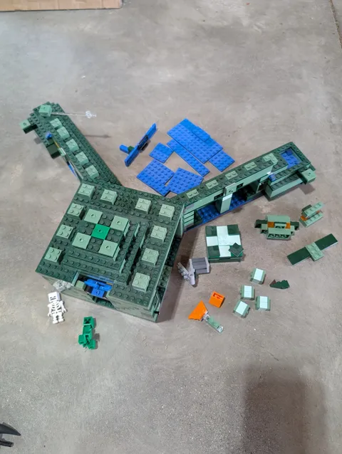 LEGO Minecraft The Dungeon 21119 Incomplete Set Skeleton Creeper Cave Parts Lot