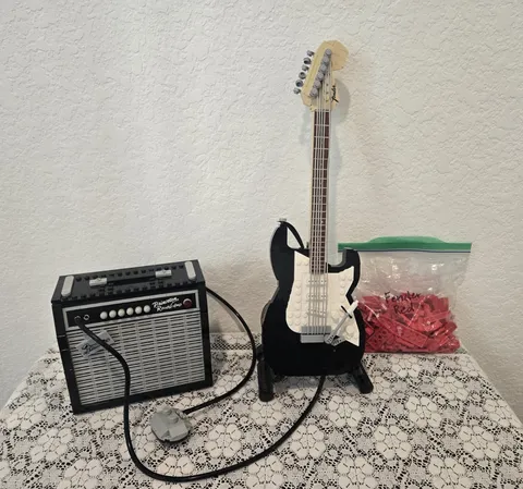 LEGO Ideas 21329 Fender Stratocaster Guitar & Amp Red Bricks Included