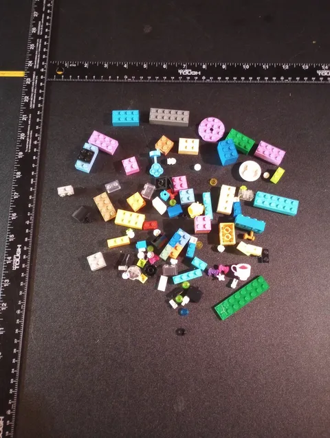Small Lot of Mixed Pieces Lego Variety Colors Pieces Toy Collectable Blocks