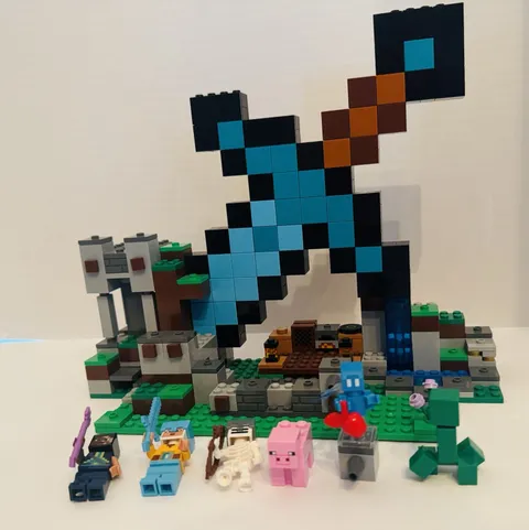 Lego Minecraft The Sword Outpost 21244 Build Set Used 99% Complete As Is No Box