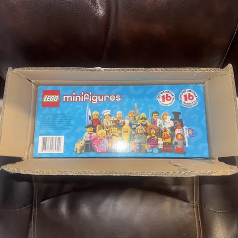 LEGO Minifigures Series 17 (71018). Sealed Case of 60 Packets, RARE!