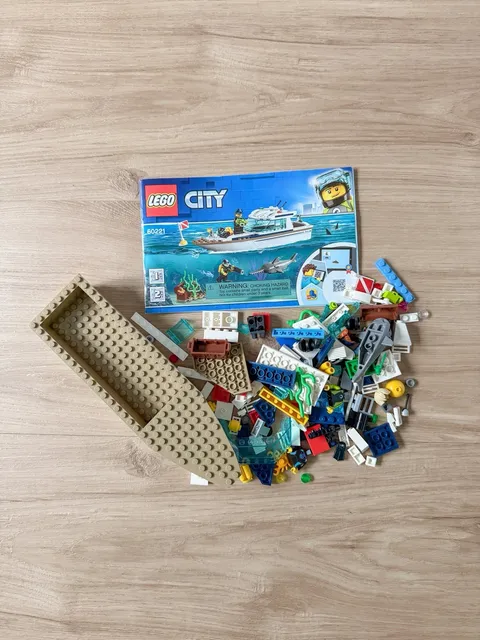 LEGO City Diving Yacht 60221 Complete Set 148 Pieces Boat Floats