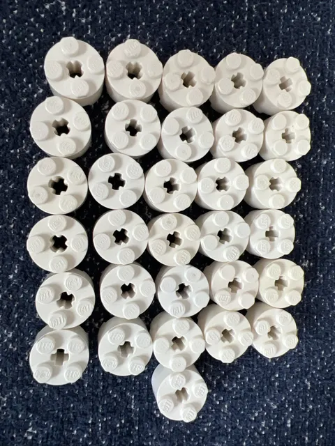 LEGO 3941 White Brick, Round 2 x 2 with Axle Hole - 31 pieces