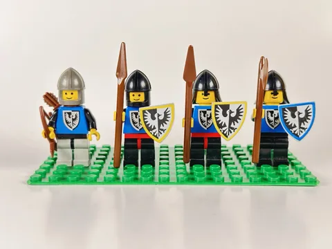 LEGO Vintage Castle/Knights Black Falcon lot of 4 with weapons (bf3)
