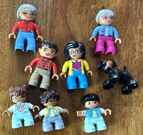 Lego Duplo Family Mini Figures People Mom Dad Kids Dog Grandpa Grandma 8 piece