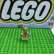 LEGO Star Wars Yoda Minifigure sw0707 Includes Lightsaber Plastic 1.6in