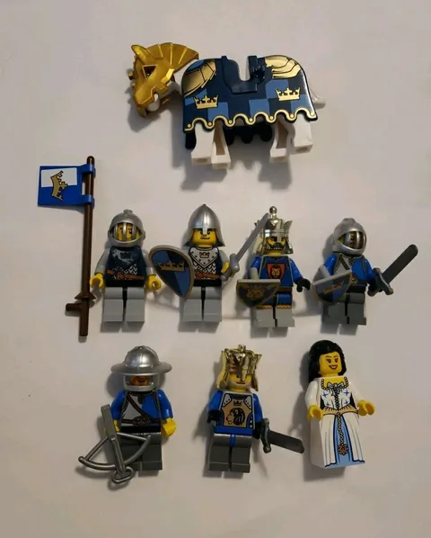 LEGO Castle Knights Minifigure Lot W Accessories 