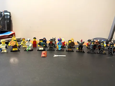 LEGO Minifigures Lot w/ Lego Mini-figure Series w/ accessories.