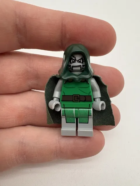 LEGO Marvel Super Heroes Dr. Doom Minifigure Set 76005 READ