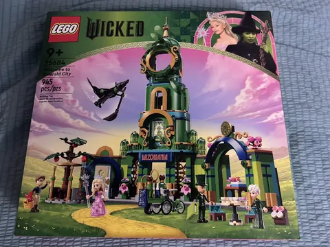 LEGO Set 75684 Wicked: Welcome to Emerald City | 945 Pcs | New Sealed