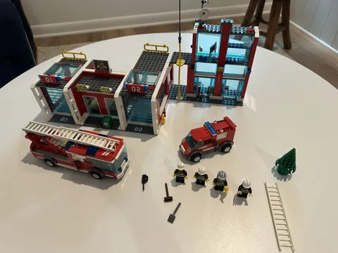 LEGO CITY Fire Station Set #7208 100% complete with 3 manuals