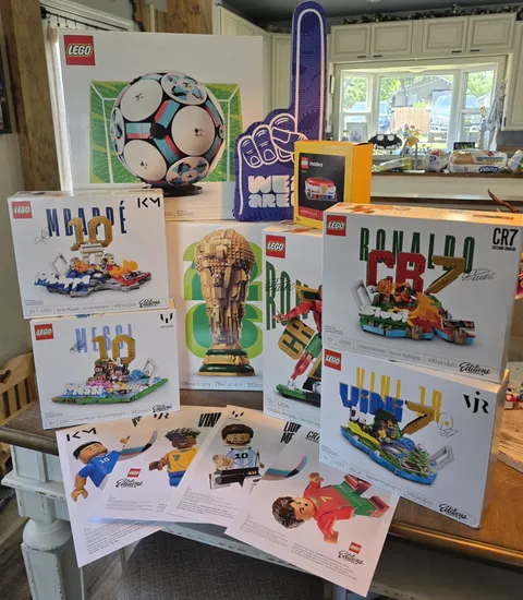 LEGO Editions FIFA Collection Bundle 43020 43019 + 5 Sets, Stadium & 4 Posters
