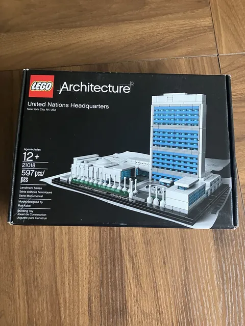 LEGO Architecture: United Nations Headquarters (21018) Complete W/ Instructions