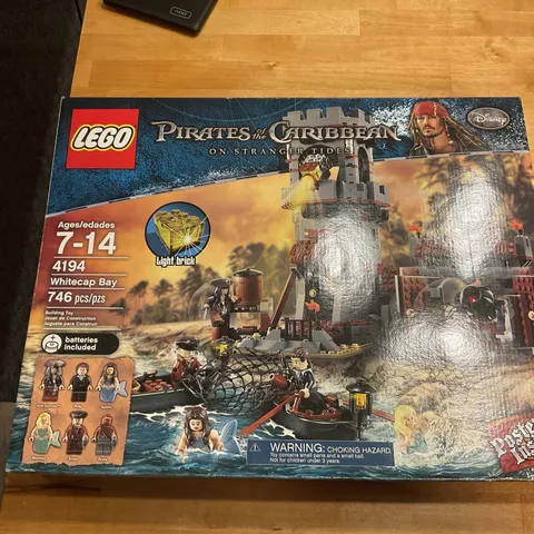 LEGO Pirates of the Caribbean: Whitecap Bay (4194) Rare!!