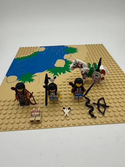 Vntg. LEGO Western Indians Lot - 3 Minifigures,Patterned Horse & Baseplate(6718)