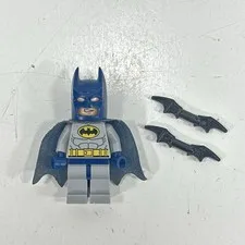 LEGO Batman Minifigure Gray Suit Blue Cowl w/ 2 Black Batarang Accessories