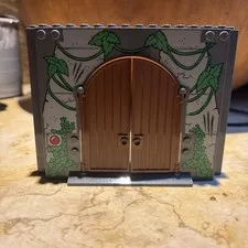 LEGO Panel 4 x 16 x 10 with Leaves, Vines and Red Button Pattern (15626)