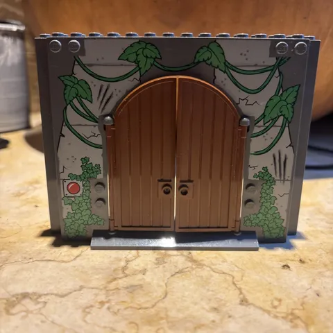 LEGO Panel 4 x 16 x 10 with Leaves, Vines and Red Button Pattern (15626)