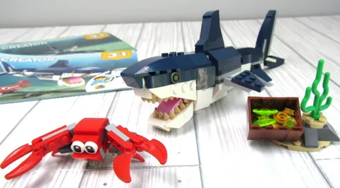LEGO Creator 3 in 1 31088 Deep Sea Creatures Shark Lobster Angler Fish Squid Q