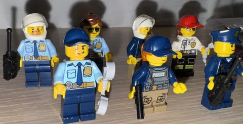 Lego Police Cop Minifigure Lot OF 7 Lego Figures Excellent Condition
