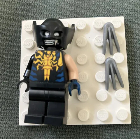 LEGO Marvel 76336 Venomized Wolverine Minifigure with Claws & Base