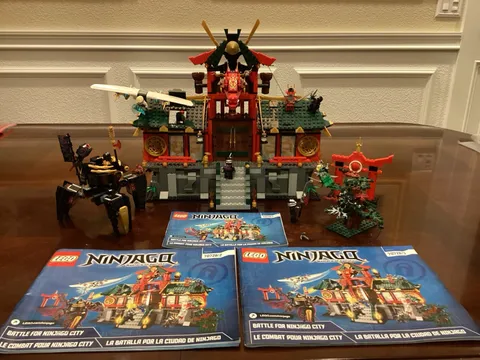 LEGO NINJAGO: Battle for Ninjago City Complete 70728 w All 8 Minifigures 3 Books