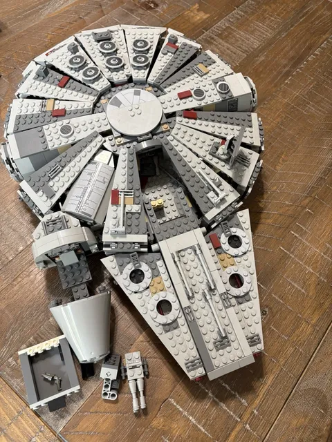 75257 LEGO Star Wars Millennium Falcon No Mini Figs - Complete????