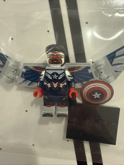 LEGO MINIFIGURES: Marvel Studios Captain America Sam Wilson
