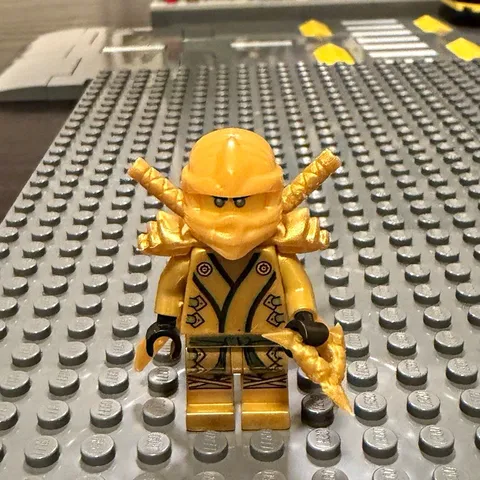LEGO Loyd Gold Ninja Minifigure Ninjago Gold Sword , Swords & Armor