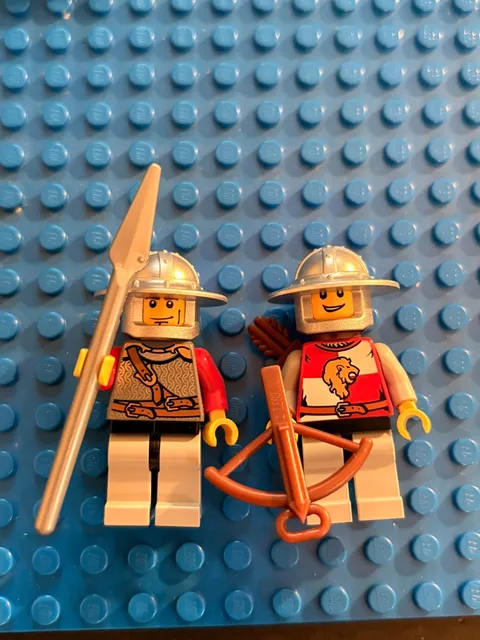 LEGO Castle Kingdoms Lion Knight Quarters Minifigures - cas474 & cas447