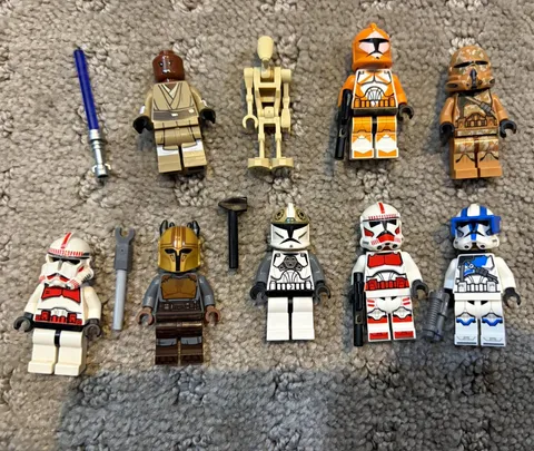 LEGO Star Wars Minifigure Lot of 9. Near-mint condition. No cracks!