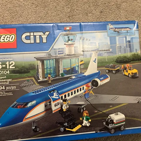 LEGO City Airport Passenger Terminal 60104 Complete Set 694 pcs MISSING ONEpiece