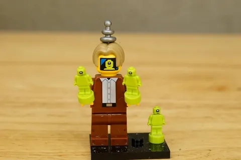 LEGO Space Alien Imposter Minifigure Series 26 CMF 71046 With Puppets