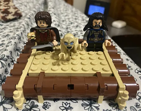 LEGO The Hobbit Frodo, Thorin, and Gollum Minifigures Lot of 3 w/ Raft Build