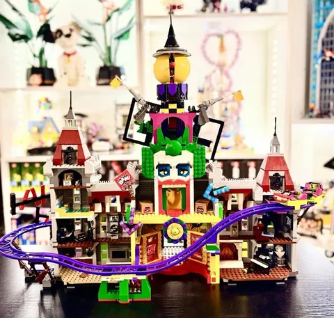 LEGO Batman Movie 70922 The Joker Manor w/instructions No figs