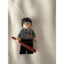 LEGO Harry Potter Minifigure Gryffindor Uniform with Wand Accessory