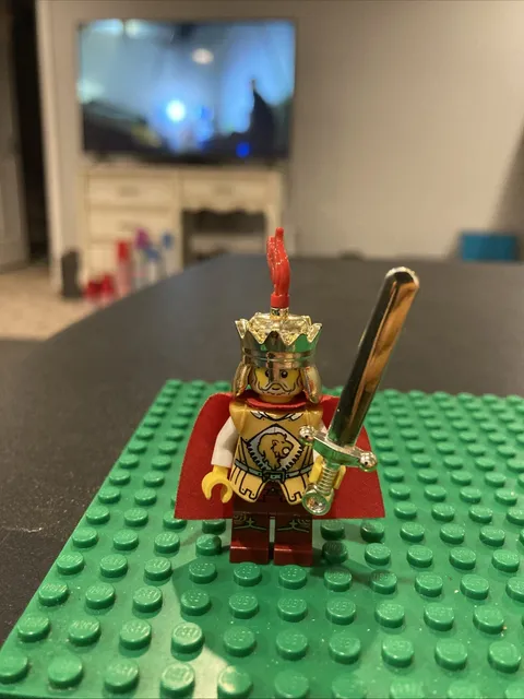 LEGO Minifigure Lion King cas441 Castle Kingdoms 7946 Lion Breastplate Crown