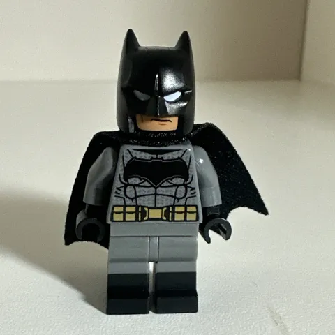 Lego Batman sh0437 Set 76086 - Dark Bluish Gray Suit Gold Belt Black Hands