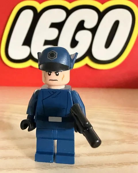 Lego Star Wars First Order Officer Minifigure With Accessory