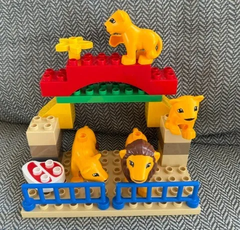 LEGO Duplo Lion Family Lot Of 4 Mother, Father, 2 lion cubs, enclosure & steak