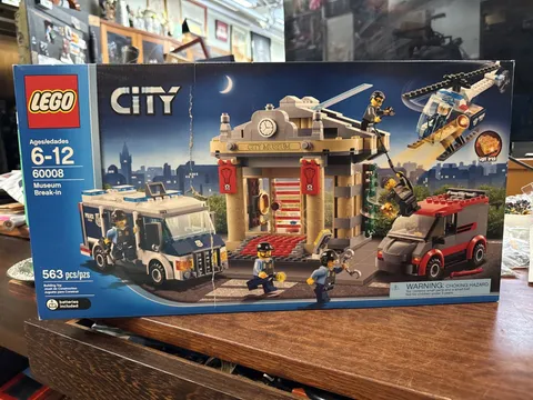 100% complete/great condition Lego City set 60008 Museum Break-in Box Has A Dent
